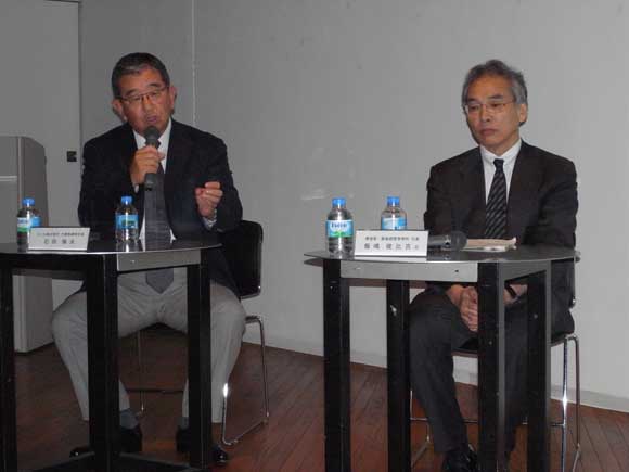 審査員の構造家、飯嶋俊比彦氏（右）とSUS代表取締役社長、石田保夫氏。