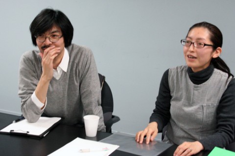 デザインユニット、NIIMI Design Officeの新見祐紀さんと新見拓也さん。挑戦するのは「白」の特色印刷です。