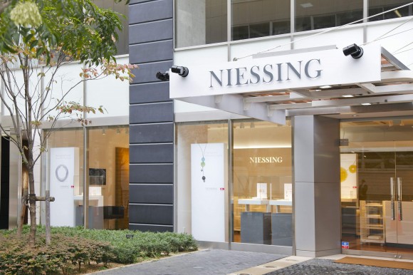 バウハウスのデザイン理念を受け継ぐドイツの宝飾ブランド「NIESSING（ニーシング）」。関西初の旗艦店が…