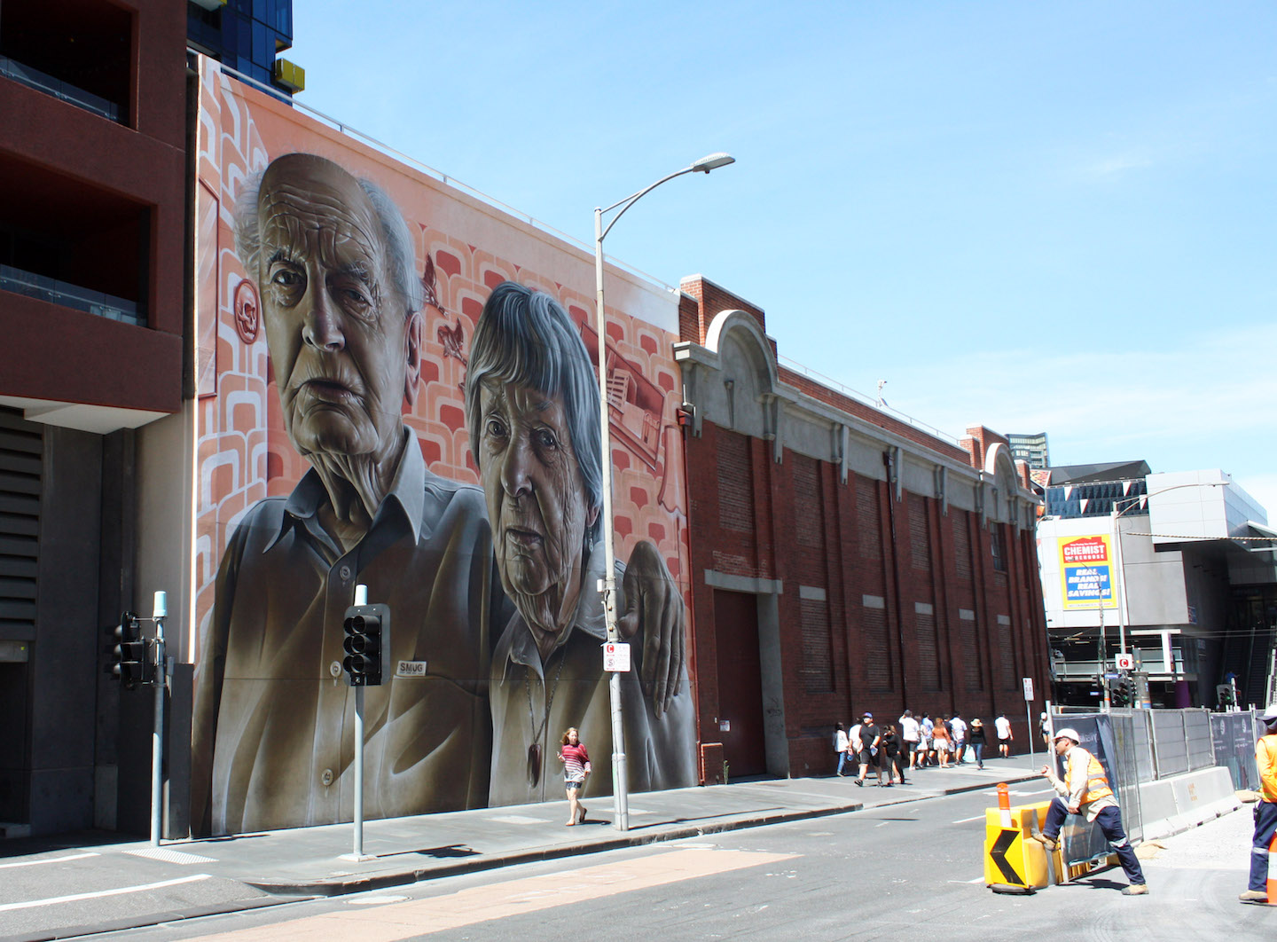 メルボルンのビジネス街に出現した巨大ウォールアート。市公認、観光客も惹きつける理由 AXIS Web デザインの視点で、人間の可能性や