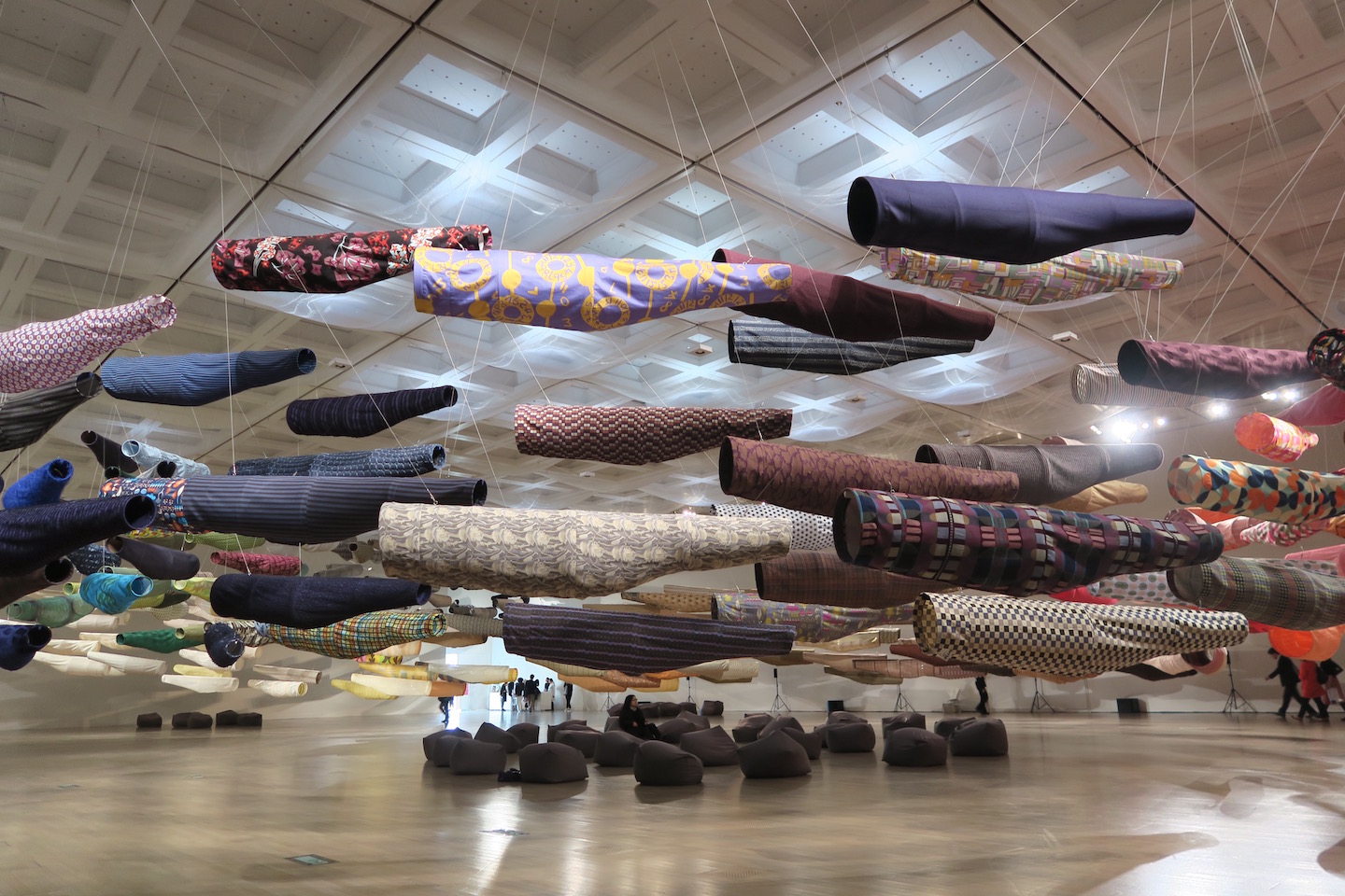 こいのぼりなう！大空間を泳ぐ、319匹のオリジナルテキスタイルの