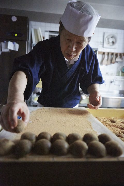 新刊案内 和菓子職人 一幸庵 水上力 世界が注目する和菓子の秘密 Webマガジン Axis デザインのwebメディア