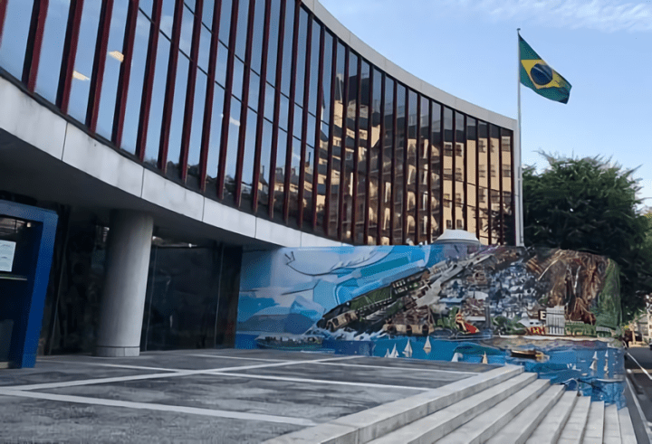 ブラジル人芸術家ヴィック・ムニーズの作品 駐日ブラジル大使館のファサードを飾る