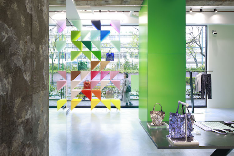 フランス人建築家エマニュエル・ムホー BAO BAO ISSEY MIYAKEの「MISTY MOON」にちなんだ インスタレーション「虹の