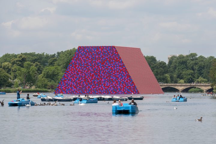 Christoによる巨大彫刻「The London Mastaba」が期間限定で展示 ロンドンのハイド・パークで2018年9月23日…