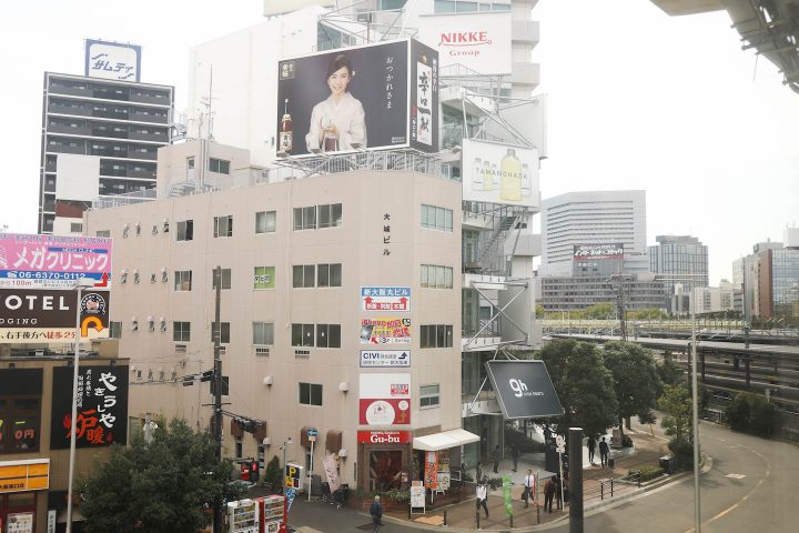 新大阪駅徒歩1分、屋外看板をデザインに取り入れた平田晃久氏によるカプセルホテル9h nine hours