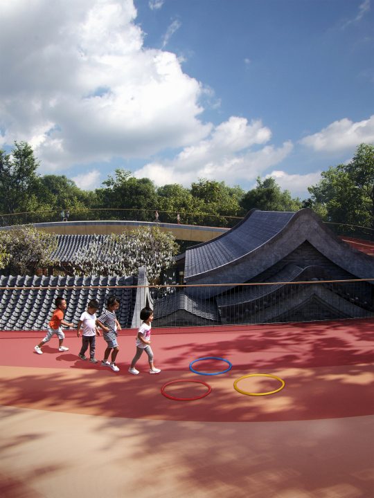 MAD Architectsの新プロジェクト「Courtyard Kindergarten」 歴史と場所、自然の保護を考えた特徴的な幼稚…