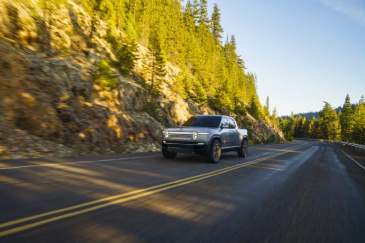 アメリカの電気自動車メーカー Rivianが新車を公開 完全電気式5人乗りピックアップトラック「R1T™」