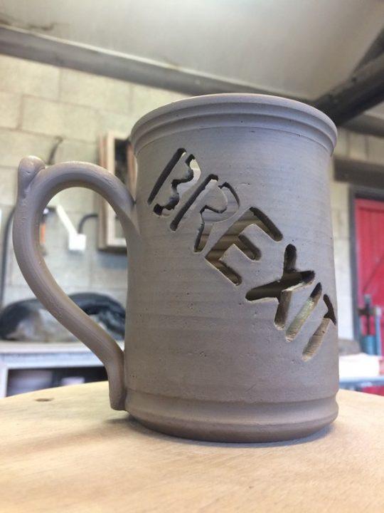 イギリスのBentham Potteryが「Leaky Brexit Mug」を発表 同国のEU離脱を意味する「Brexit」をくり抜いた…
