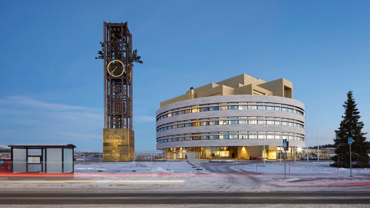 地盤沈下するスウェーデン・キルナの市街地移転計画 Henning Larsenによる「キルナ市庁舎」が完成