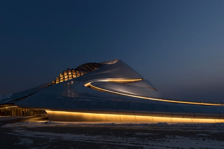 スペイン出身の写真家 Andrés Gallardo Albajarが撮った MAD Architectsの「HARBIN GRAND THEATRE」