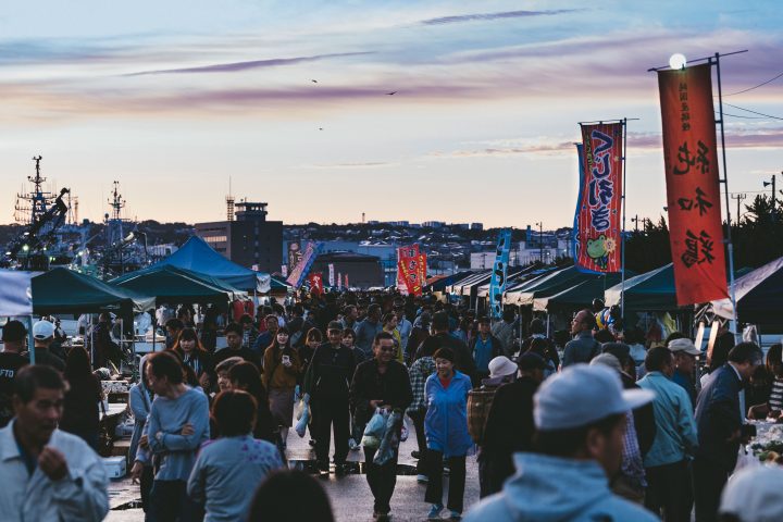 青森県八戸市の「館鼻岸壁市場」 日本一の朝市と評されるその魅力