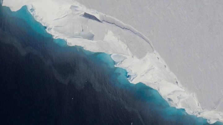 西南極にあるスウェイツ氷河 底が解けて出来たとされる巨大な空洞が発見