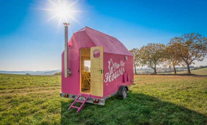 DIY向けスモールハウスの設計図を販売する Pin-Up Housesから新作「Magenta tiny house」が登場