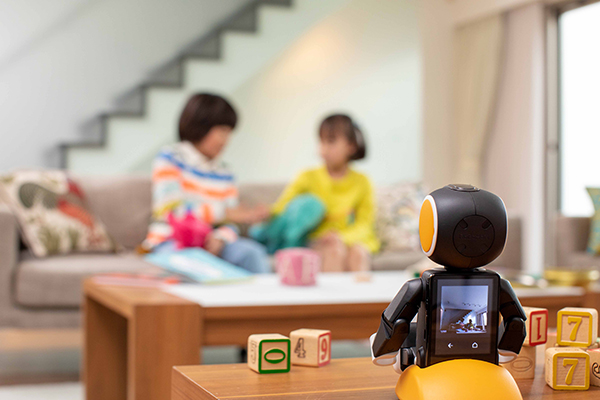 モバイル型ロボット「RoBoHoN」から新製品が登場 日常生活で楽しく便利 