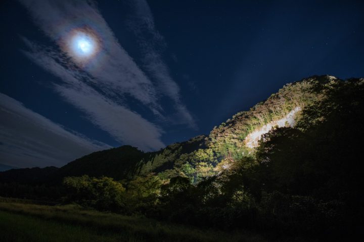 石川・小松の「滝ヶ原石切り場」ライトアップが開催 田園風景の山並みに幻想的な光景が出現