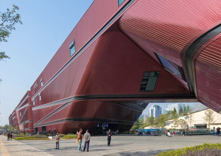 中国・深圳に完成した「竜崗文化センター」 プログラムごとにボリュームを分割したデザイン