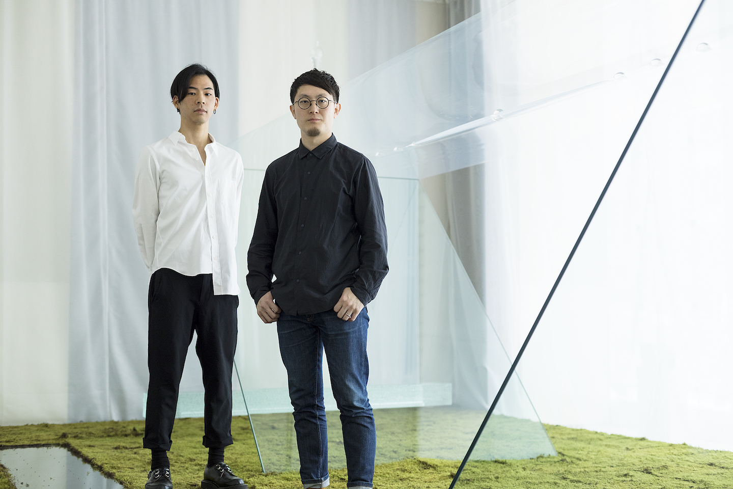 雨音が響きわたる 均衡と調和の彫刻 鏡と天秤 ミクスト マテリアル インスタレーション 展 建築家 浜田晶則 音楽家 國本 怜インタビュー Webマガジン Axis デザインのwebメディア 雨音が響きわたる 均衡と調和の彫刻 鏡と天秤 ミクスト マテリアル インスタレーション 展 建築家 浜田晶則 音楽家 國本 怜インタビュー Webマガジン Axis デザインのwebメディア