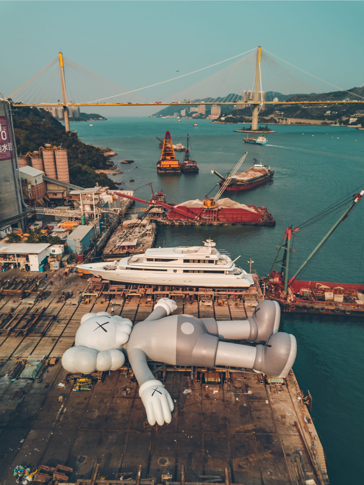 KAWSによるプロジェクト「HOLIDAY」 過去最大フィギュアが香港