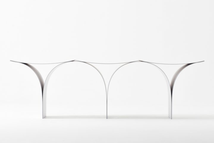 大口進也がデザインしたベンチ「Arch / Bench」 アーチを連続させた彫刻的なデザイン