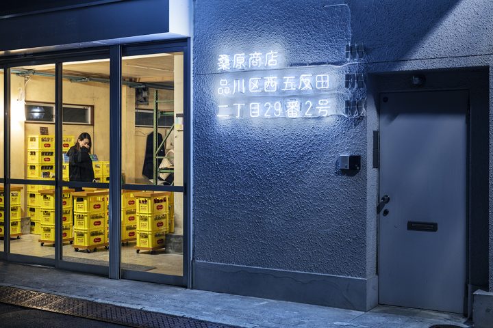 スキーマ建築計画がデザインする「桑原商店」 元酒屋の倉庫を利用した角打ちスタイルの居酒屋