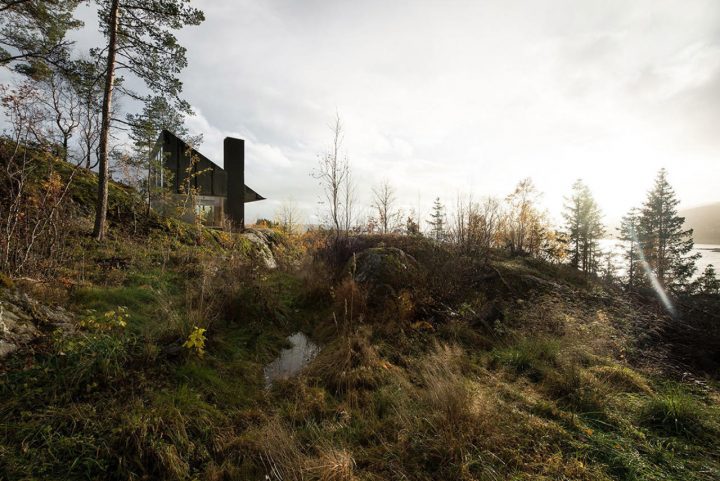 ノルウェーのフィヨルドを見渡せる ささやかな建築「CABIN RONES」