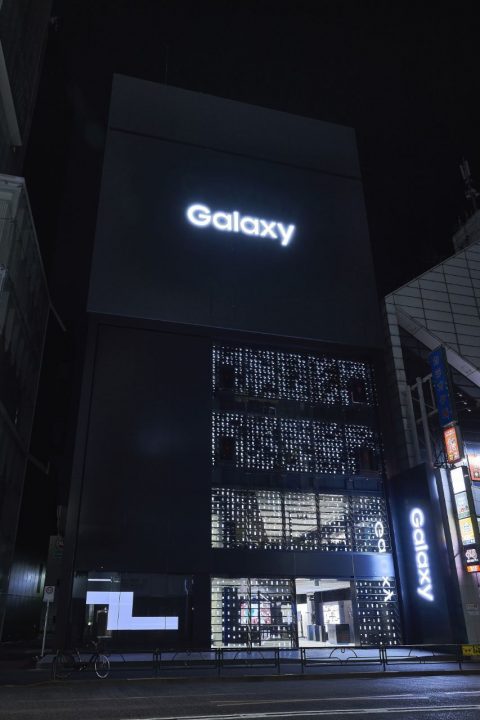 世界最大級のショーケース「Galaxy Harajuku」オープン 1000台のGalaxyを使ったファサードは吉岡徳仁のデ…