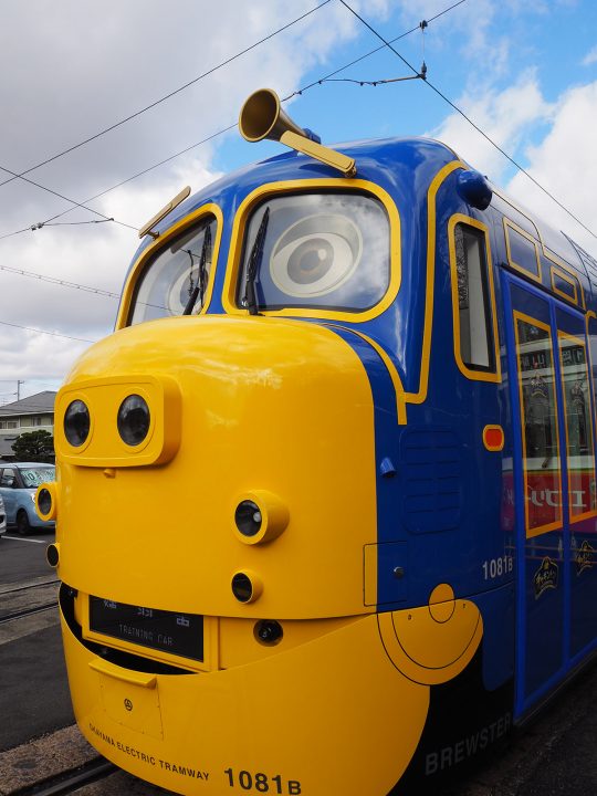 水戸岡鋭治のキャラクター路面電車「チャギントン」、岡山で運行！