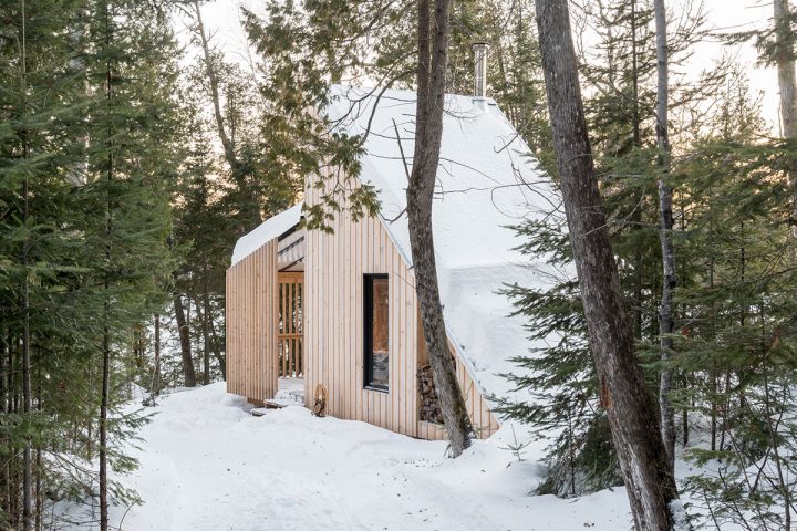 カナダの小さな山小屋「La Pointe」 1950年代のAフレームを再解釈する三角形の建築