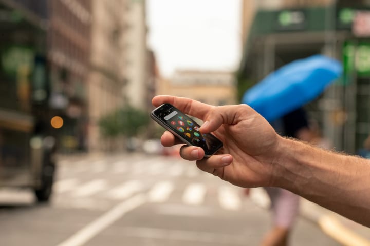 高性能小型スマートフォン「Palm Phone」が登場 クレジットカードサイズで「スマホ依存」にも対応