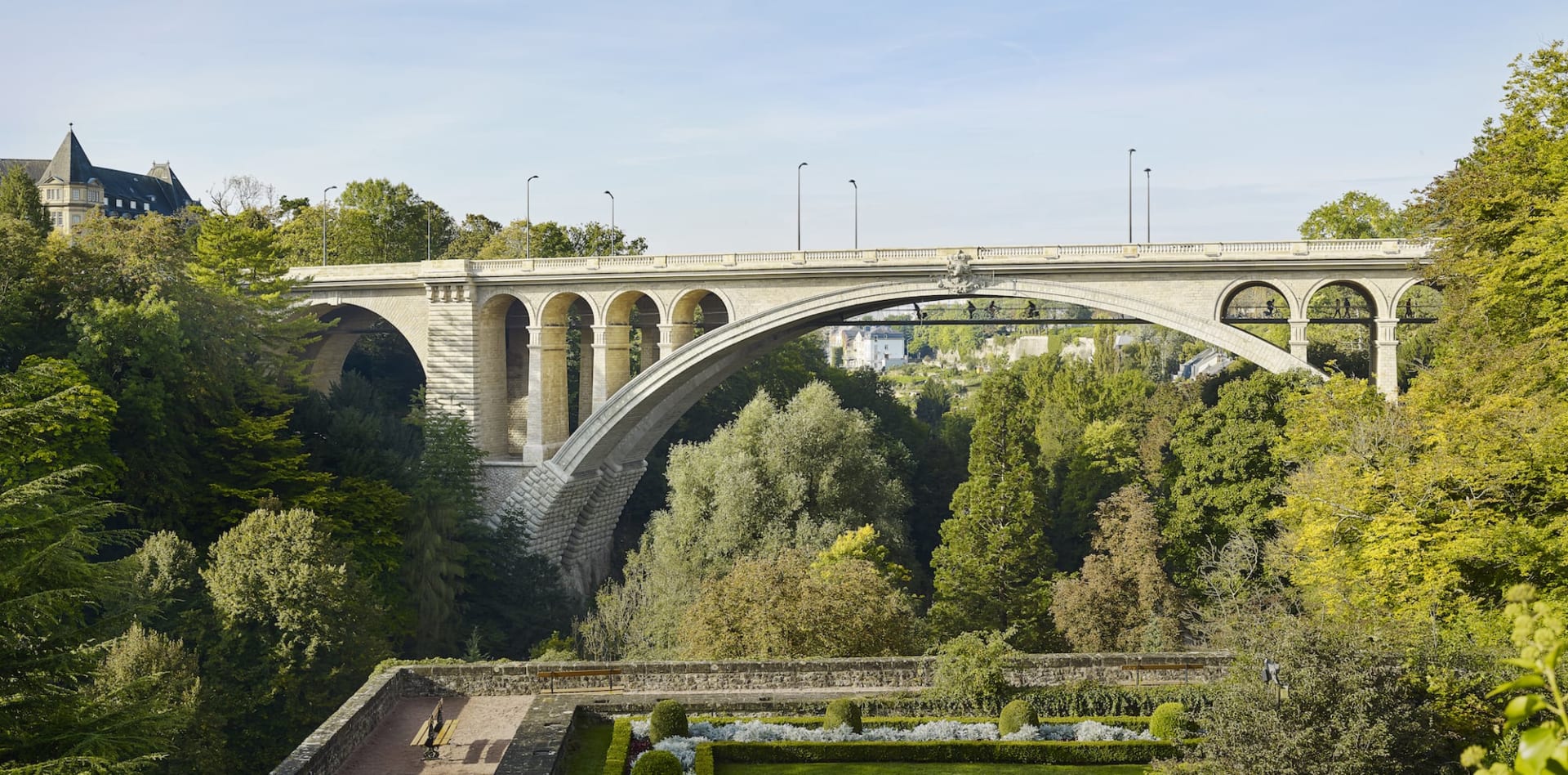 歴史ある橋の下に自転車専用橋を建設 ルクセンブルク中心部にかかる