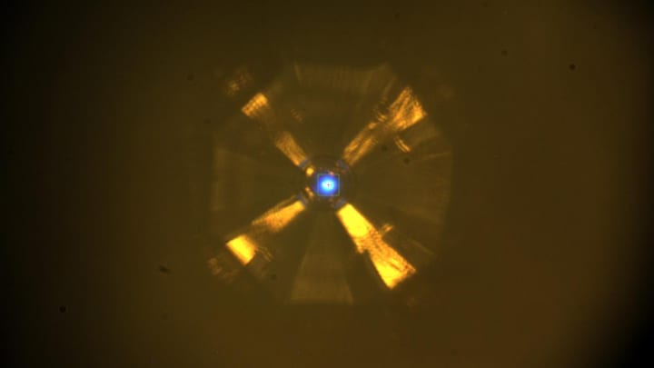 「室温」に近い高温度での超伝導に成功 かなりの圧力が必要で実用化にはまだ遠い！？