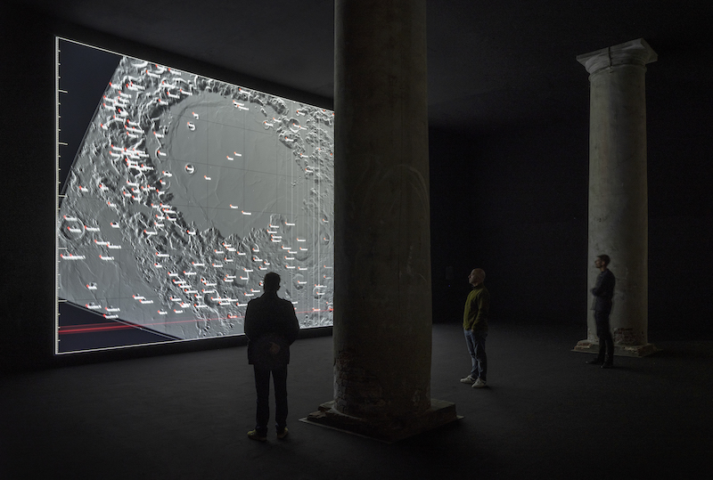 アーティスト 池田亮司が新作「data-verse」を公開 鑑賞者を広大な