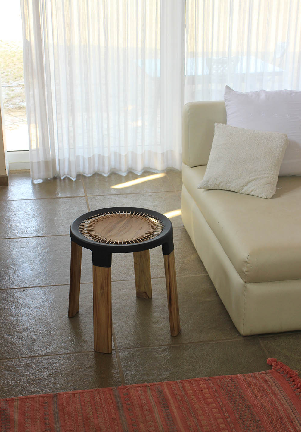 インドの素敵なスツール インテリアの片隅に インドの素敵なスツール インテリアの片隅に