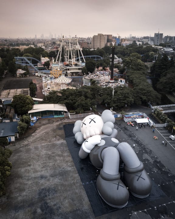 コンテンポラリーアーティスト「KAWS」 アートプロジェクト「KAWS:HOLIDAY」が静岡県富士宮市で開催