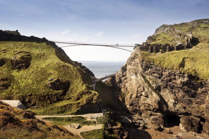 イギリス・コーンウォールにある古城を結ぶ カンチレバーの歩道橋「Tintagel Footbridge」