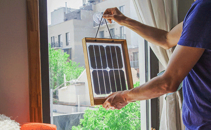 日当たりの良い窓にぶら下げておくだけのソーラーパネル 「Window Solar Charger」が登場