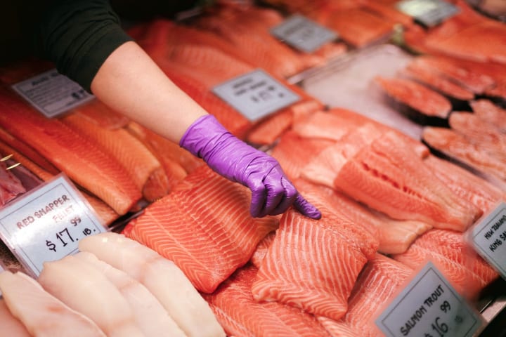 明治大学が「食べ物の味を変える手袋」を開発 電流で舌に刺激を与えて味覚を付与