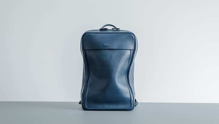 objcts.ioの防水レザーバックパック 「Moore Soft Backpack」に新色「Navy」が登場