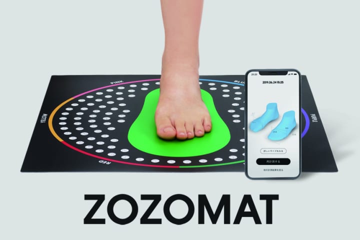 ZOZOがスマホで簡単に足の3Dサイズが計測できる 「ZOZOMAT」を無料配布、予約受付がスタート