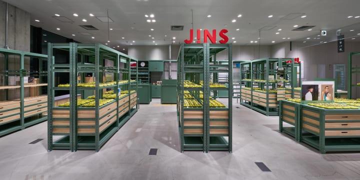 スキーマ建築計画が手がけた「JINS 銀座 ロフト店」 日常品からメガネ置きを考えたデザイン