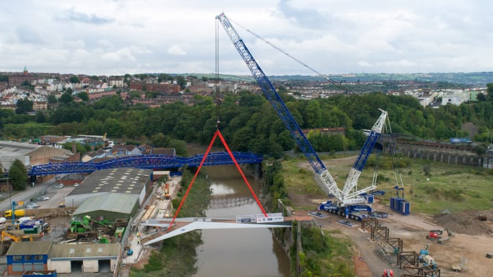 英エイボン川に完成した歩道橋「St Philips Footbridge」 両岸の違いを解消するシンプルなデザイン