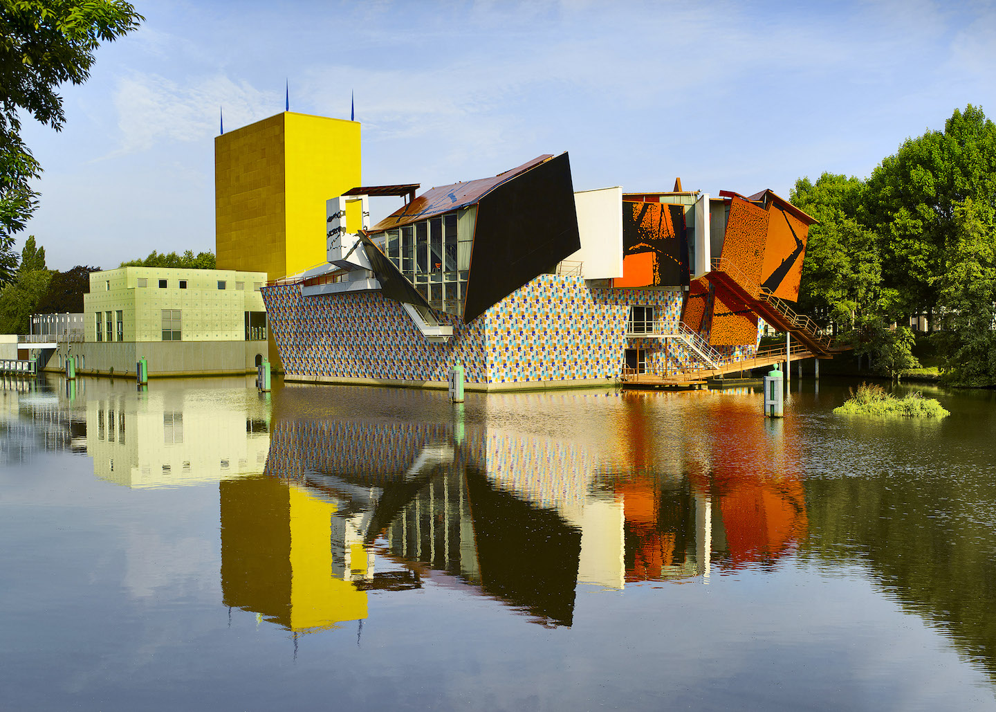 オランダのフローニンゲン美術館はメンディーニよるポストモダン建築 スタルクやハイメ スタジオ ジョブのインテリアも Webマガジン Axis デザインのwebメディア