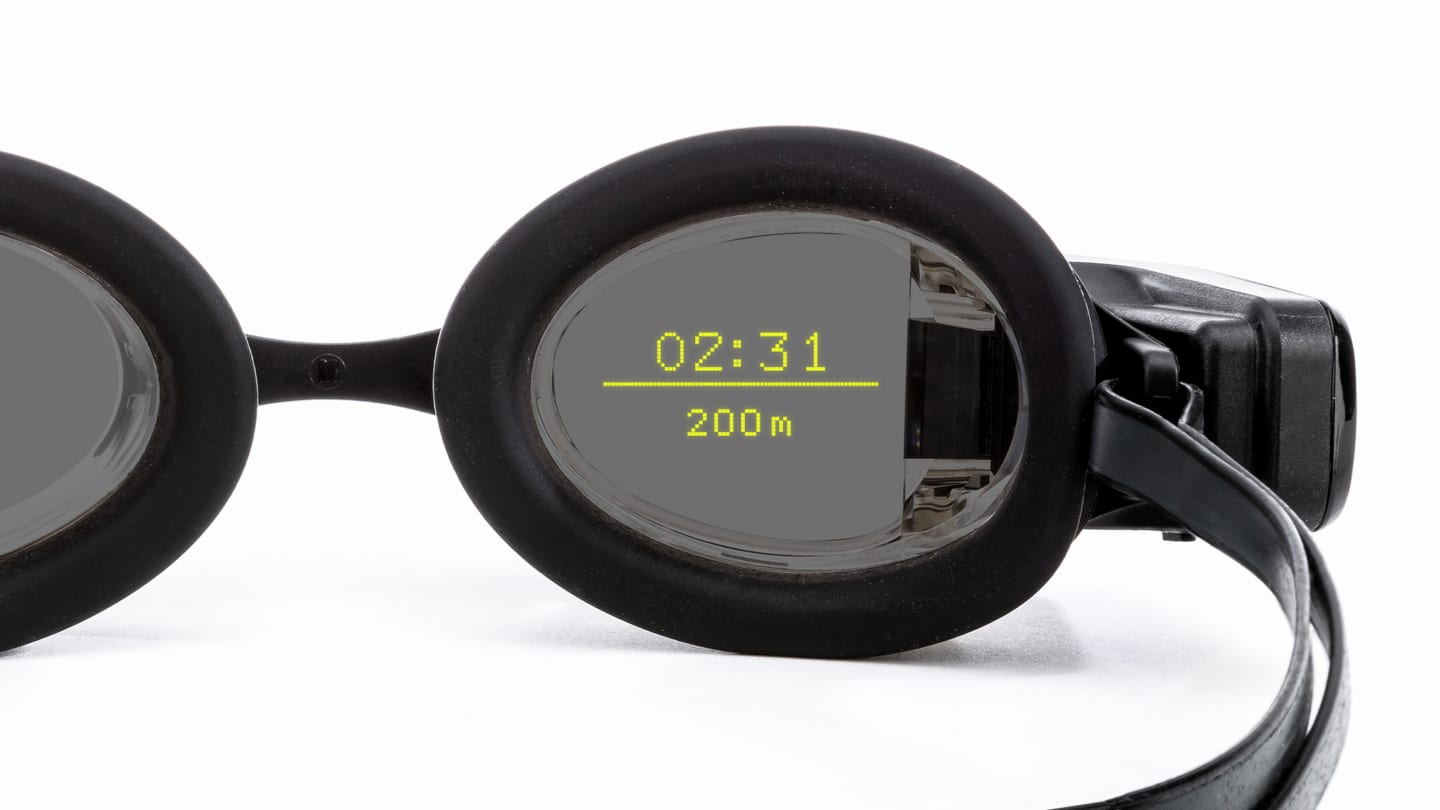 水泳用スマートゴーグル「FORM Swim Goggles」が登場 ARディスプレイで計測値がゴーグルに表示 AXIS 