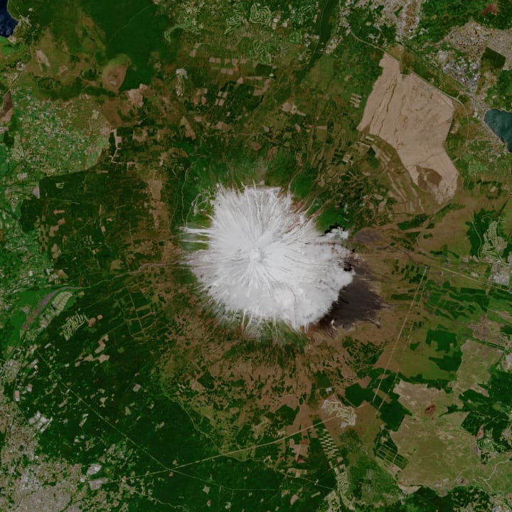 欧州宇宙機関が手がける地表観測プログラム 「センチネル-2A衛星」が富士山を真上から撮影