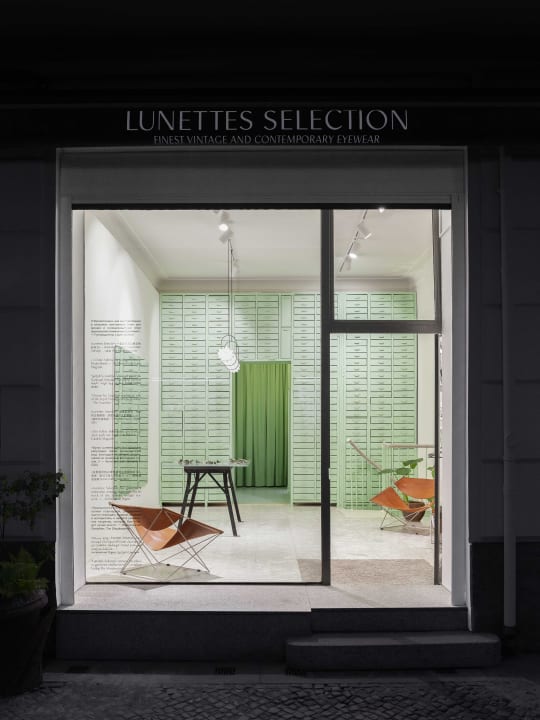 Oskar Kohnen Studioが手がけたベルリンの眼鏡店「Lunettes Selection」 壁一面にパステルグリーンのキャ…