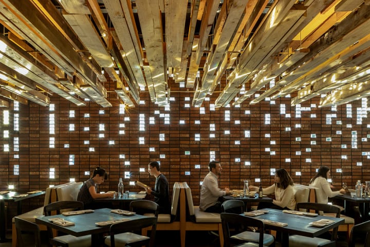 米デンバーの日本料理レストラン「Uchi」 日本的な感覚も取り入れたシックなデザイン