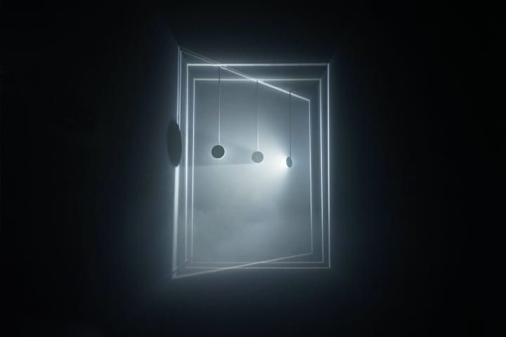 三井化学のレンズ素材とライゾマティクスがコラボ 宙に浮かび上がる光の壁「optical walls」を製作