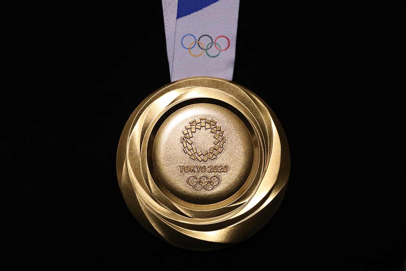 東京2020オリンピックメダルデザインが公開 原石を磨くようなイメージで光や輝きをデザイン | Webマガジン「AXIS」 | デザインの