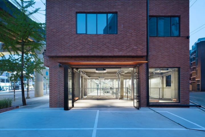 スキーマ建築計画が韓国のBlue Bottle Coffeeも設計 地域の景観を意識して外壁や什器にレンガを使用